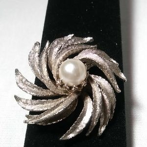 Vintage Swirl w/ Pearl Silver Tone Brooch